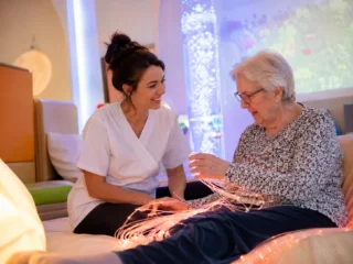 Multisensoriel et personnes âgées : comment adapter les séances en EHPAD ?
