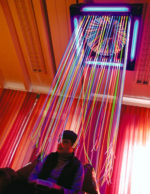 cascade fibre optique multi couleurs, jeune garçon, lumière