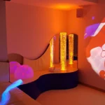 salle sensorielle, colonne à bulles, dôme lumineux, fibre optique, projection murale, lit à eau