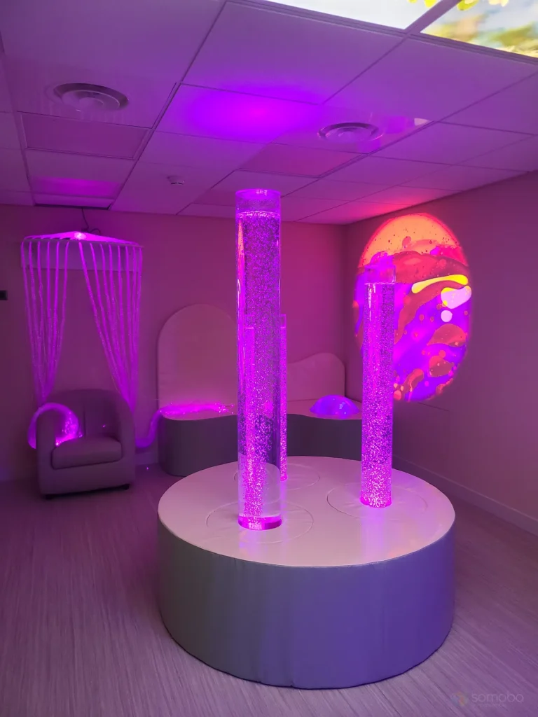 salle d'apaisement, colonnes à bulles, cascade de fibre optique, boule lumineuse, projection