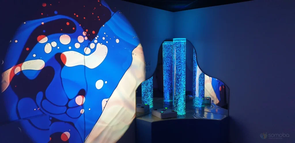 miroir, colonnes à bulles, projecteur lumineux 