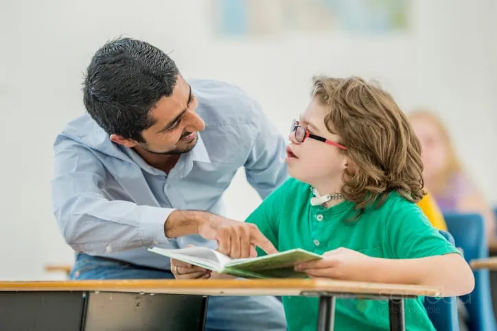 enfant avec éducateur, communication, lecture