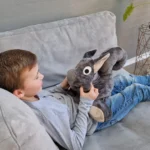 enfant avec peluche écureuil, détente