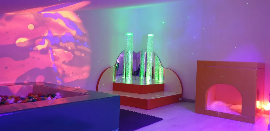 espace sensorielle en crèche, piscine à balles, colonnes à bulles, projection murale et étoilée, fibre optique, construction en mousse