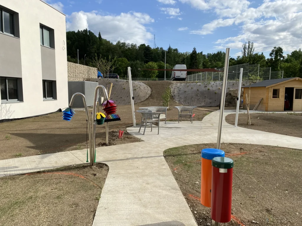éléments musicaux, bancs, extérieur