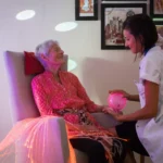 personne âgée accompagné, balle à picots, fibre optique, moment doux