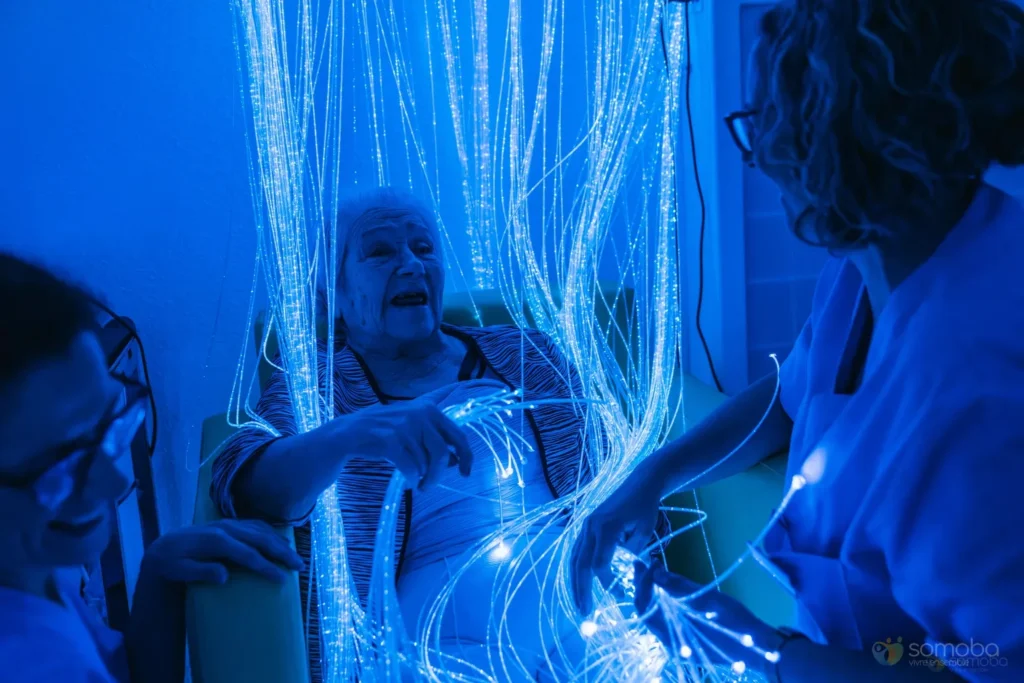 femme âgée accompagné, infirmière, soignante, fibre optique, toucher
