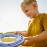 petit garçon, jeu, frisbee