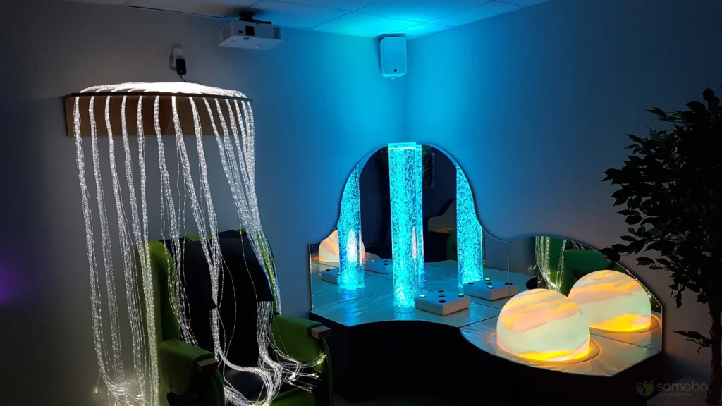 cascade fibre optique, salle sensorielle, fauteuil, matériel sensoriel, boule lumineuse, colonne à bulles