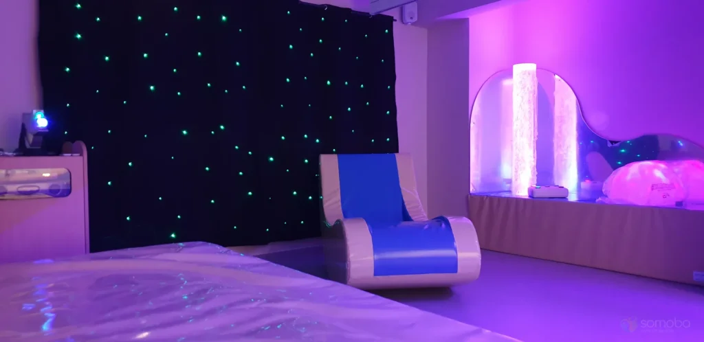 salle sensorielle, rideau étoilée, lit à eau, colonne à bulles, dôme lumineux, fauteuil balançoire