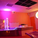 salle sensorielle, lit à eau, fauteuil suspendu, fibre optique, colonne à bulles, lumière murale, ciel étoilée