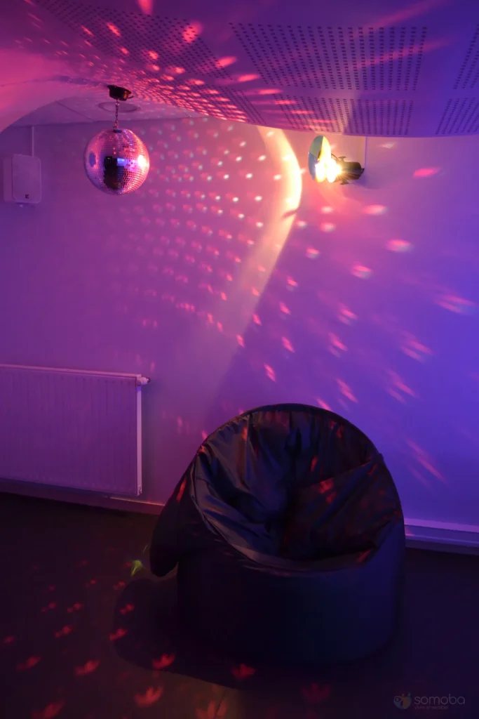 pouf, boule à facettes, lumière 