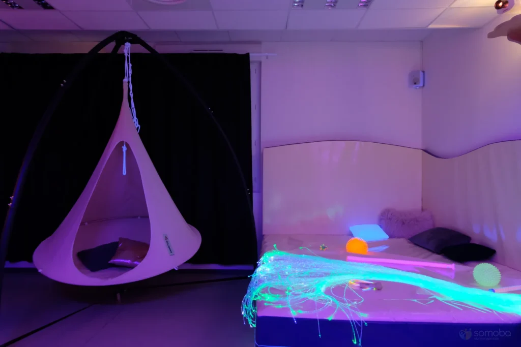 fauteuil suspendu, lit à eau, fibre optique, matériel sensoriel
