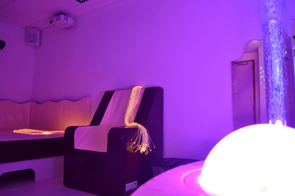 salle sensorielle, fauteuil, fibre optique, colonne à bulles, dôme lumineux