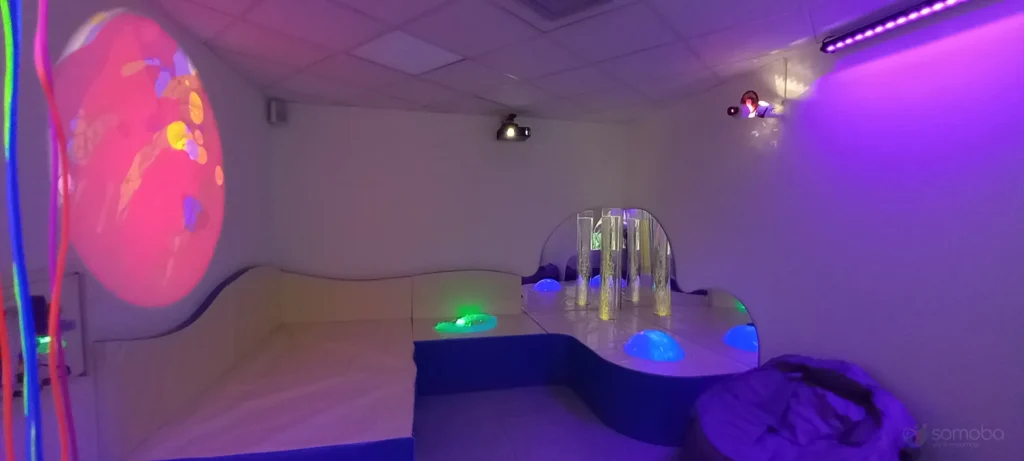 salle sensorielle, pouf, colonne à bulles, fibre optique, dôme lumineux, projection murale, LED