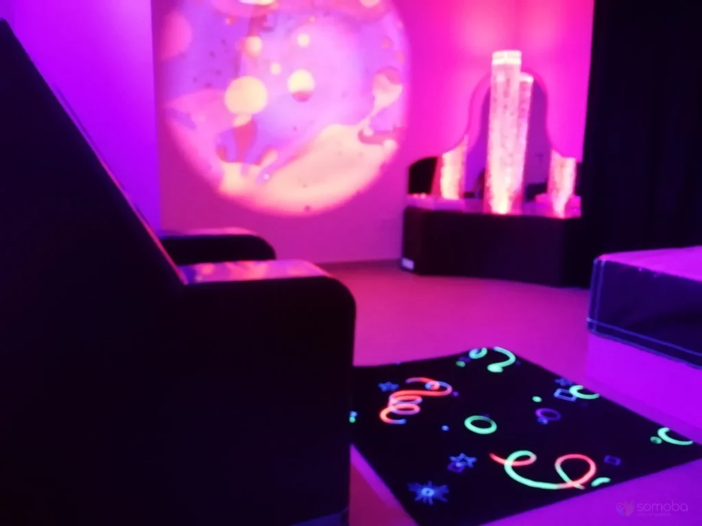 fauteuil, colonne à bulles, tapis fosfluorescent, projection murale, lit à eau 