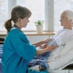 soignante, personne âgée malade, lit d'hôpital