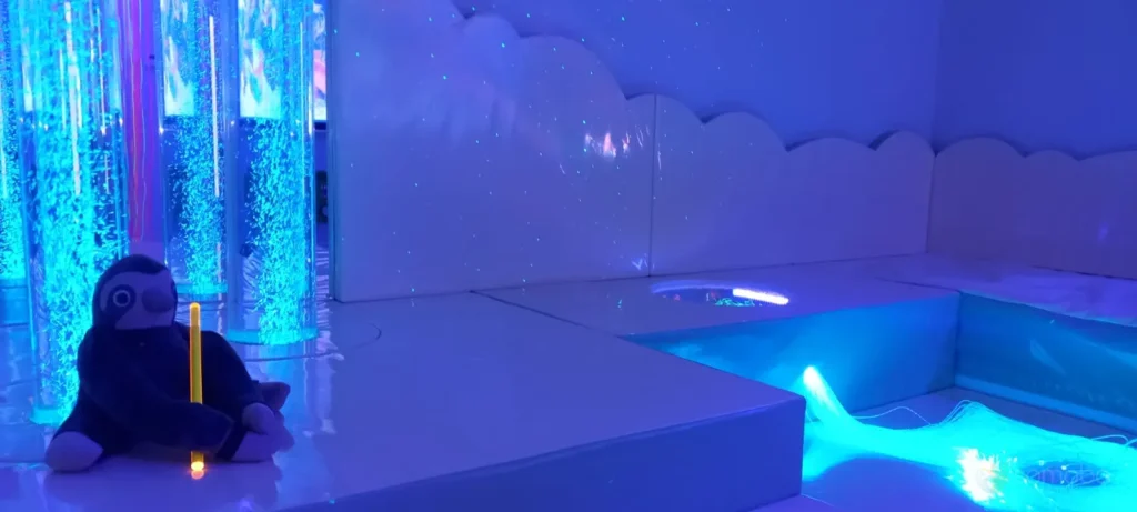 peluche lestée, colonne à bulles et tapis, fibre optique lumineuse