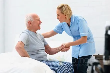 personne âgée, accompagnant, toucher