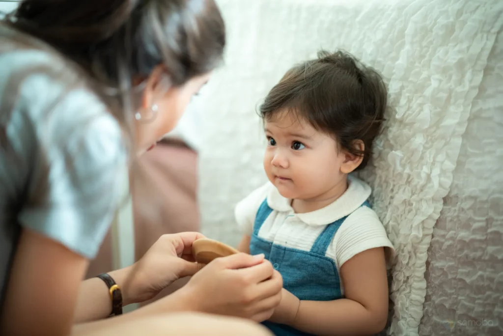 bébé, petite fille, écoute, attentive, regard, adulte femme