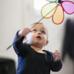 bébé, fleur, couleurs, petit garçon attentif