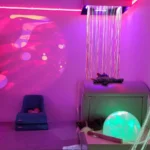 cascade de fibre optique, projection murale, boule lumineuse, peluches lestées