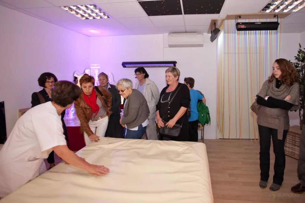 chambre en maison de retraite, fibre optique, colonne à bulles et lit à eau