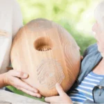 objet en bois, toucher, accompagnement, personne âgée