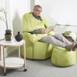 personne âgée lisant, fauteuil, détendu