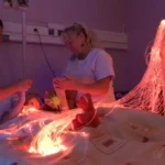 personne allongée, fibre optique, accompagnantes