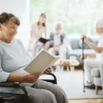 personne âgée, mobilité réduite, groupe, lecture, souriante