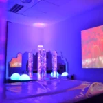 salle sensorielle, colonne à bulles, boule lumineuse, projection, lit à eau