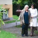 femme âgée, accompagnante, marche à l'extérieur