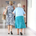 personne âgée accompagnée, marche, doux
