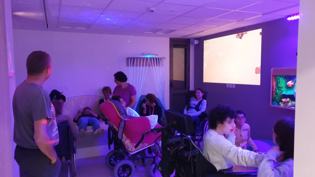 salle sensorielle, adolescents, cascade de fibre optique, projection étoilée, projection murale, aquarium, lit à eau