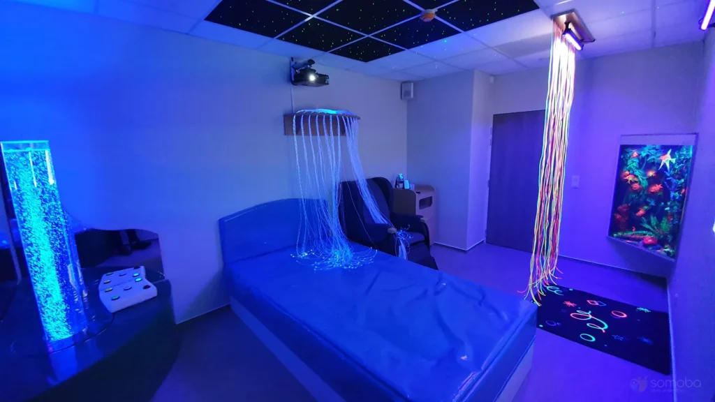 salle sensorielle, cascade de fibre optique, couleurs, aquarium, tapis fosfluorescent, lit à eau, fauteuil basculant, colonne à bulles