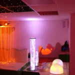 salle sensorielle, colonne à bulles, cascade fibre optique, boule lumineuse, projection, ciel étoilée, lit à eau