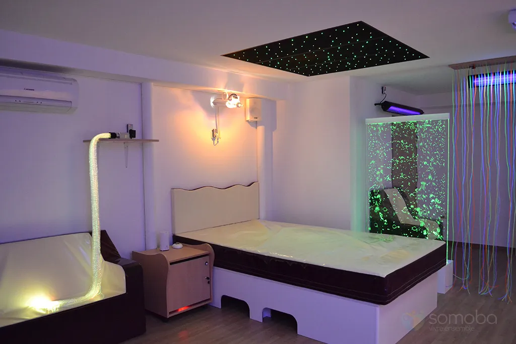 salle sensorielle, lit à eau, mur d'eau, ciel étoilée, fibre optique colorés, fauteuil, LED