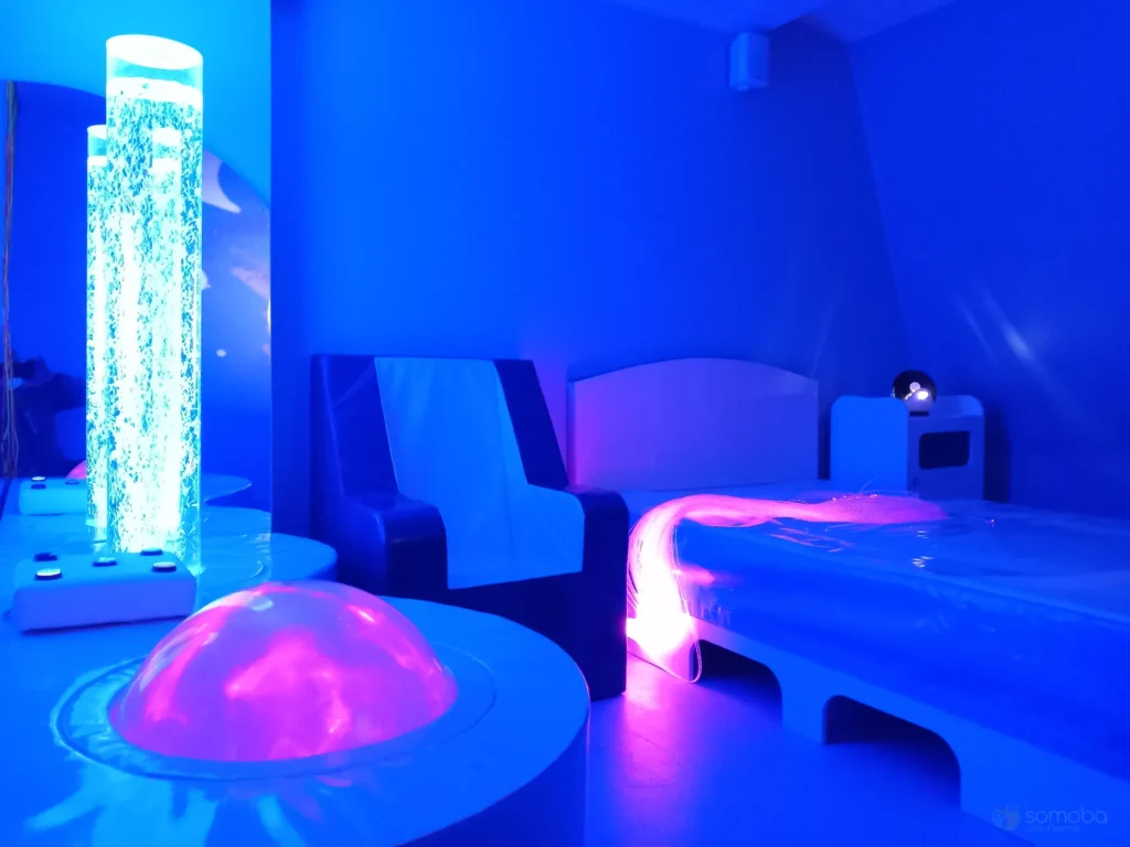 salle sensorielle, dôme lumineux, colonne à bulles, fauteuil en mousse, lit à eau, fibre optique