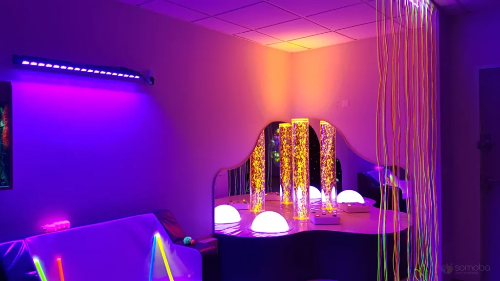 salle sensorielle, cascade de fibre optique colorés, colonne à bulles, dôme lumineux, fauteuil, objets sensoriels, LED