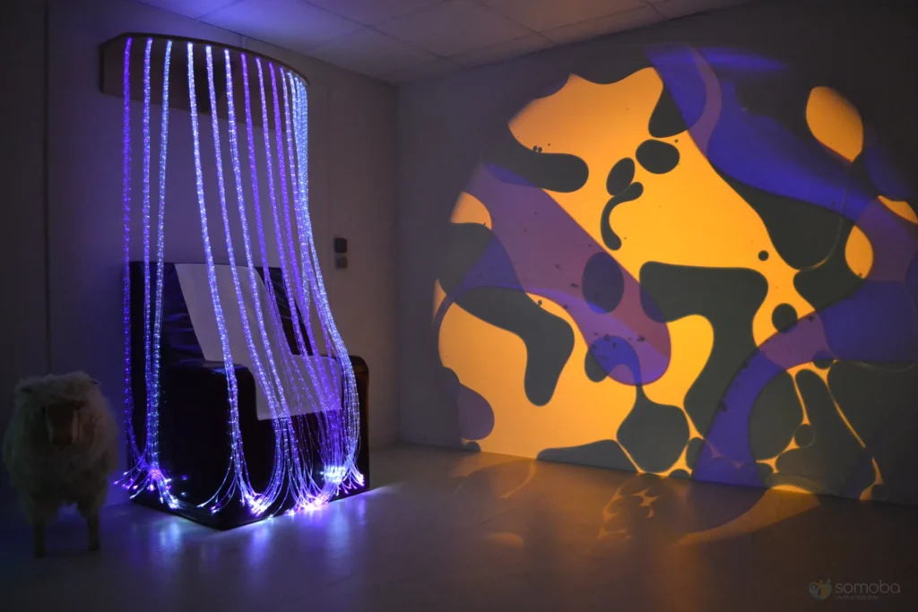 cascade de fibre optique, fauteuil, projection murale, peluche mouton, lumière
