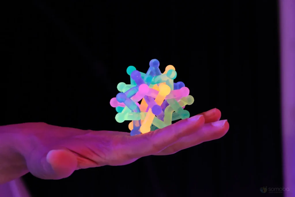 balle fosfluorescente, main, toucher