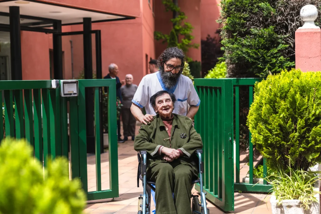 personne âgée en fauteuil roulant, soignant, promenade, extérieur
