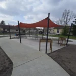 jardin extérieur avec agrès, sport et bancs