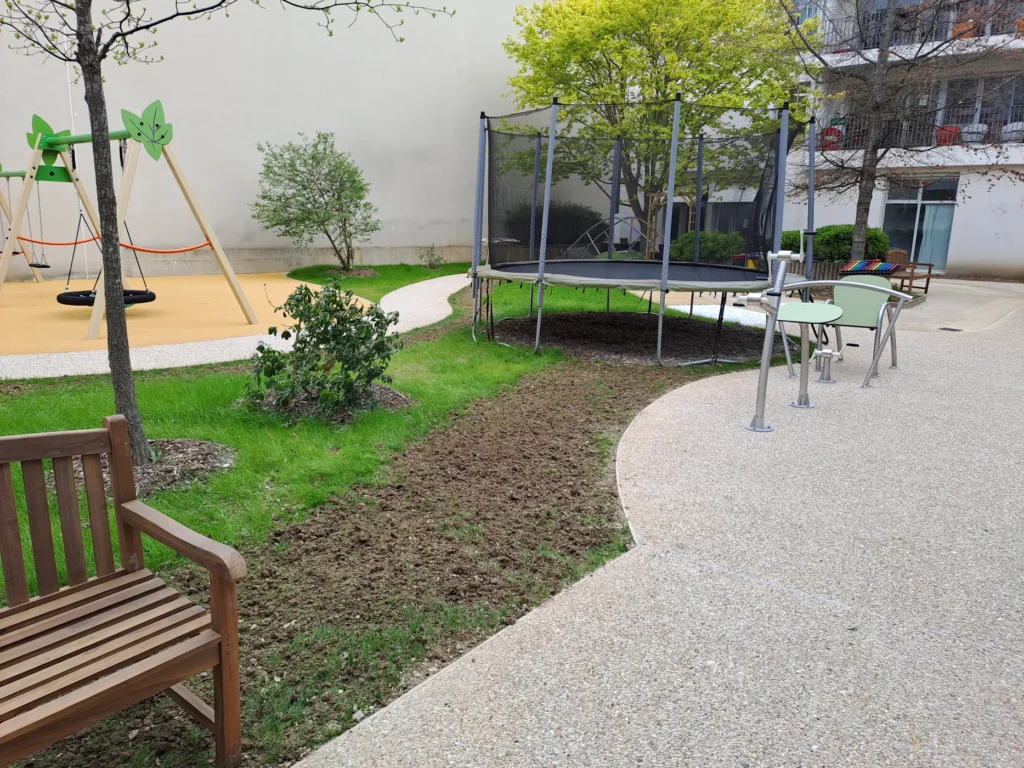 extérieur, trampoline, chaise et pédalier, banc, balançoires, éléments de musique