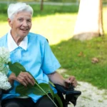 personne âgée, extérieur, fleur