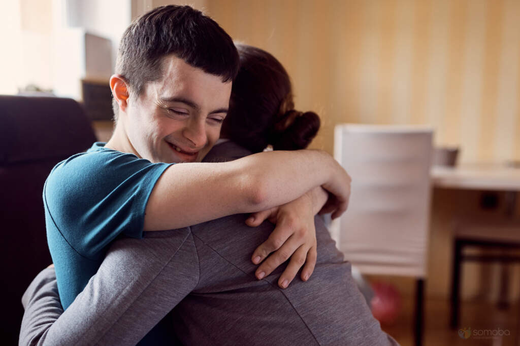jeune homme faisant un câlin à son accompagnante