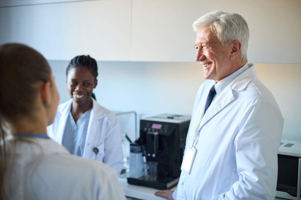 professionnel de santé, discussion, sourire
